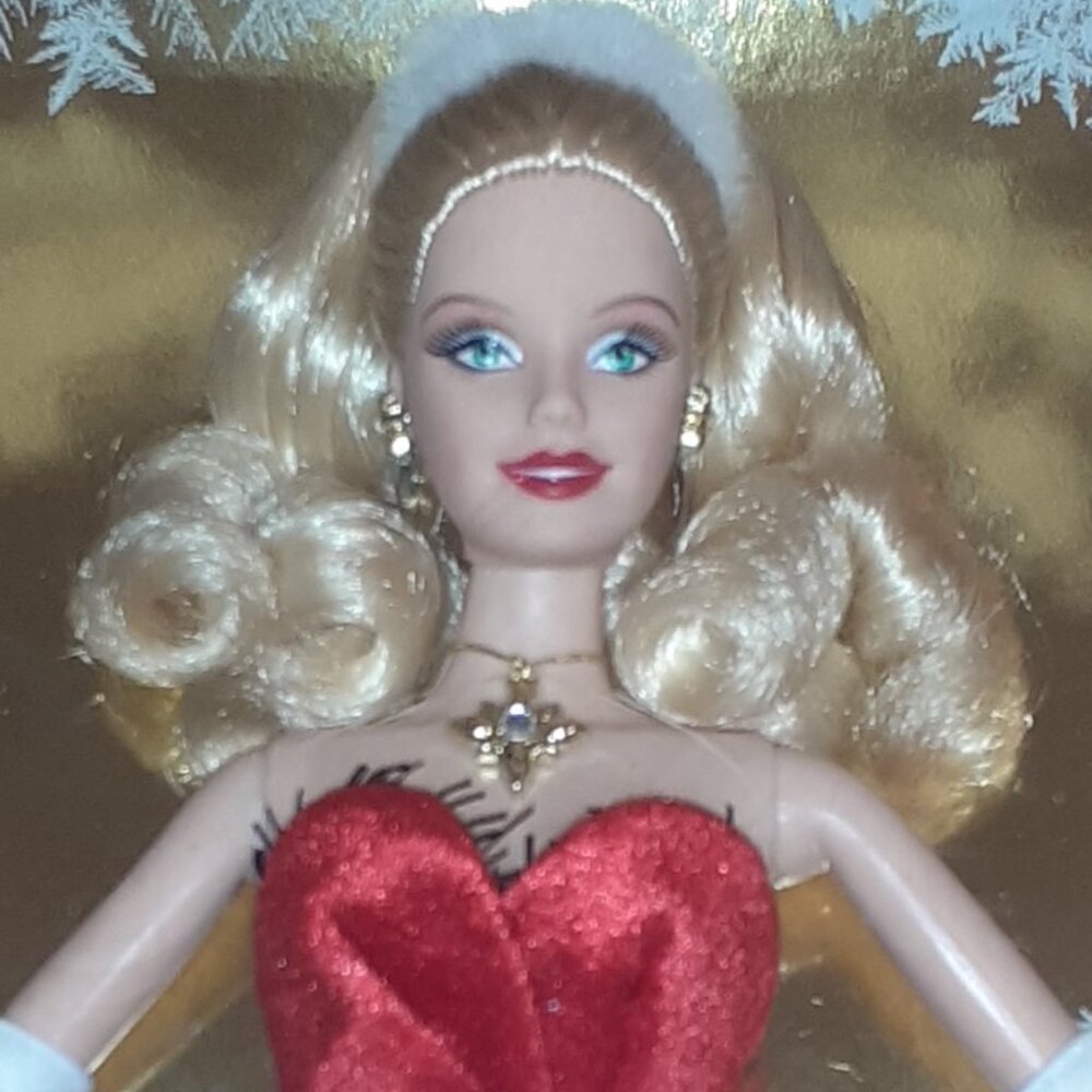 HOLIDAY BARBIE 2007 NEVER REMOVED FROM BOX, SANTA BABY DRESS. GORGEOUS